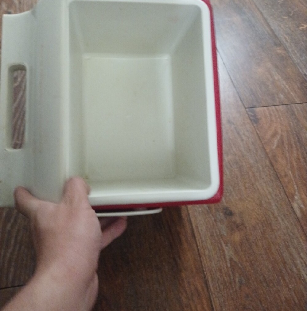 Igloo Red and White Retro Cooler - Picture 7 of 10